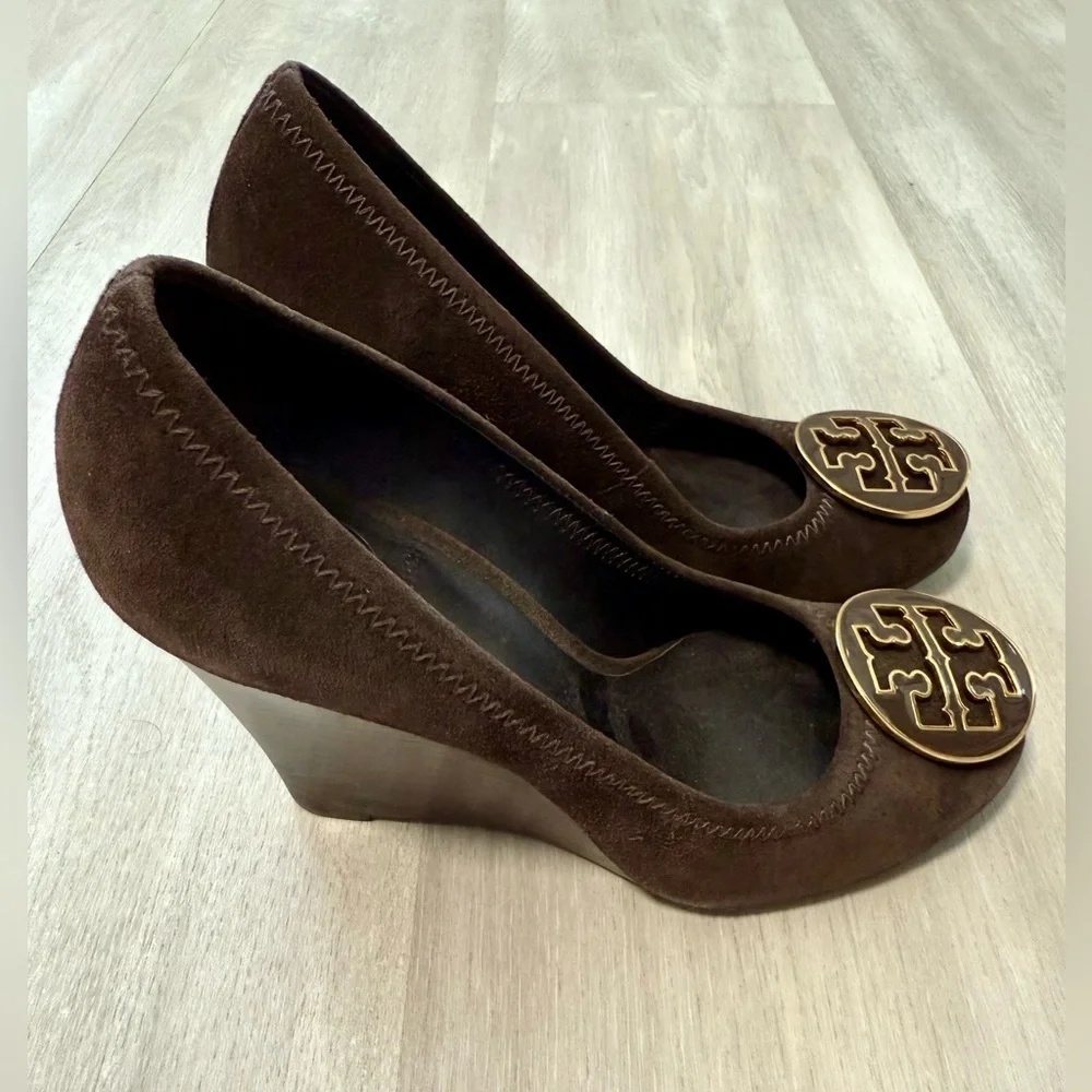 Tory Burch Sophie Brown Suede Wedge Pumps Round Logo  Shoe Size US 5